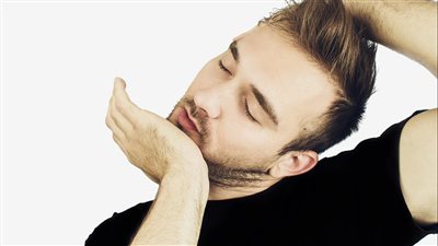 تحذر.. عواقب خطيرة بسبب فرقعة العنق