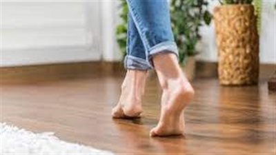 هل الارتداء المستمر للأحذية يرفع خطر الإصابة بتشوهات؟