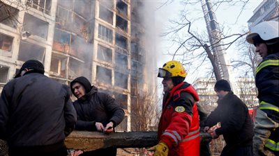 جهاز الطوارئ الأوكراني يؤكد مقتل شخصين على الأقل في قصف طال مبنى سكنيا في كييف