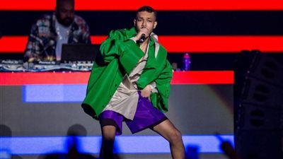 بعد ظهوره بإطلالة غريبة.. ويجز يثير الجدل بحفل موسم الرياض