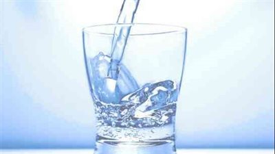 هذا ما يحدث عند شرب الماء الدافئ على معدة فارغة