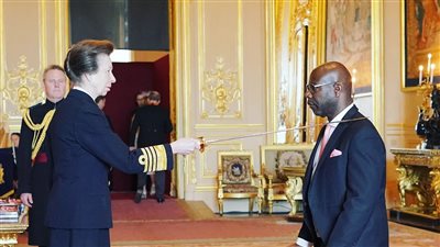 المخرج ستيف ماكوين يحصل على لقب فارس من الأميرة آن ابنة الملكة إليزابيث