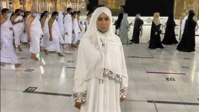 الفنانة المصرية ميرهان حسين تشارك صورة لها وهي تؤدي مناسك العمرة