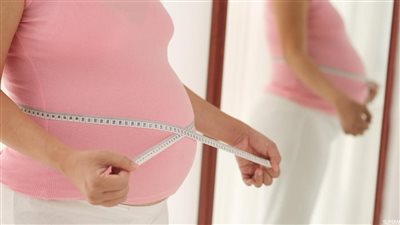 لهذا السبب.. يقترح الأطباء عادة على النساء المصابات بالسمنة ويرغبن في الحمل إنقاص الوزن