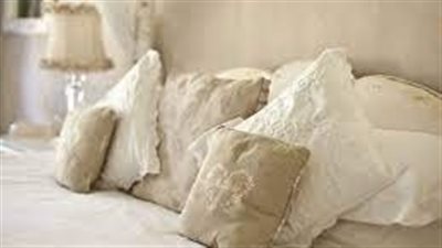 كيفية إزالة البقع الصفراء من الوسائد