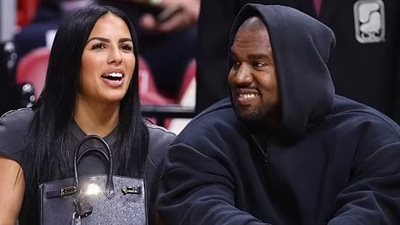 كاتي ويست يستمتع بمباراة كرة قدم مع إحدى صديقاته