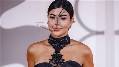 إطلالة كارولين عزمي في فينيسيا تشعل التفاعل.. الأسود كان اختيارها اللافت
