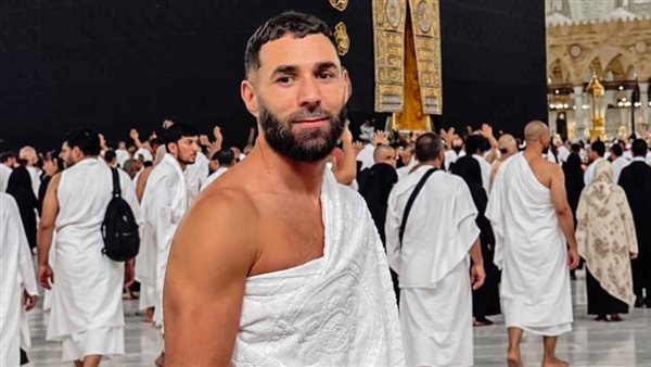 بعد الرحيل عن الهلال.. كريم بنزيما يؤدي مناسك العمرة (صورة)