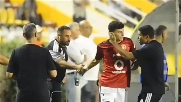 بعد اللقطة المثيرة.. مدرب الأهلي يكشف حقيقة مشادته مع اللاعب علي محمود