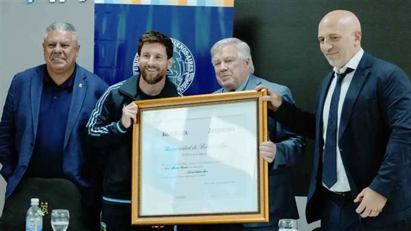 قبل وداع منتخب الأرجنتين.. ميسي يحصل على الدكتوراه الفخرية من جامعة بوينس آيرس قبل وداع منتخب الأرجنتين.. ميسي يحصل على الدكتوراه الفخرية من جامعة بوينس آيرس