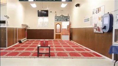 يحمل فأسا وعبوة رذاذ حارق.. هجوم مسلح على مسجد في كندا