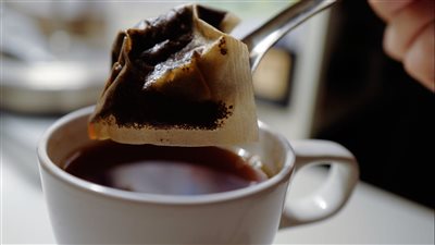 دراسة كندية تكشف عن أمر مهم حول أكياس الشاي التي نخلطها بالماء الساخن