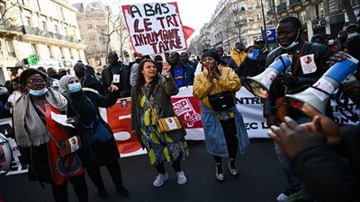 تظاهر الآلاف في باريس ومدن فرنسية أخرى احتجاجا على العنصرية وعنف الشرطة