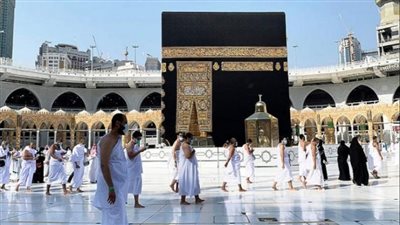 السعودية تسمح لحاملي التأشيرة السياحية لآداء مناسك العمرة