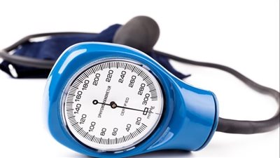 دراسة تكشف ارتباط بين ارتفاع ضغط الدم عند الوقوف واحتمالية الإصابة بالنوبات القلبية