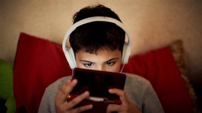 تحذير.. نظر الأطفال المستمر إلى شاشات الهواتف الذكية والحواسيب اللوحية