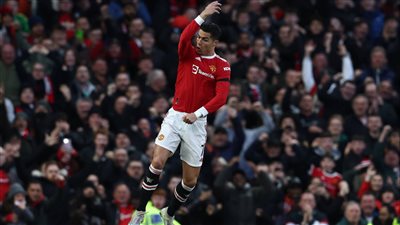 رونالدو الأعلى أجرا بين لاعبي الدوري الإنجليزي.. فما مصير صلاح؟