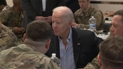 شاهد.. بايدن يلتقي الجنود الأمريكيين قرب حدود أوكرانيا