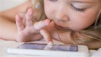 شاشات الهواتف الذكية والأجهزة اللوحية تهدد الأطفال بالإصابة بقِصر النظر