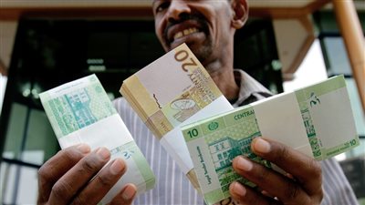 لمواجهة مافيا الدولار.. مجلس السيادة السوداني يلوح بإجراءات صارمة