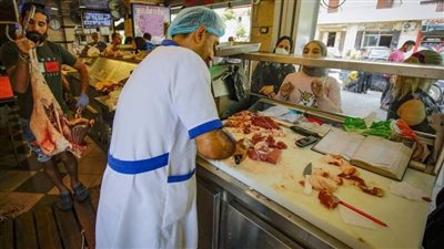 بسبب الانهيار الاقتصادي.. لبنانيون يستبدلون اللحوم بالدجاج والحبوب
