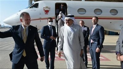 للمشاركة في القمة السداسية.. وزير الخارجية البحريني يصل إسرائيل