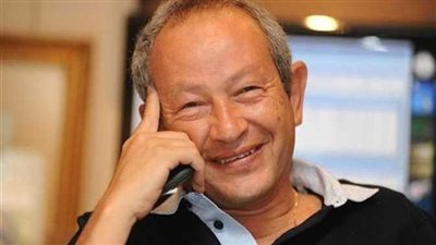 حقيقة توزيع الملياردير المصري نجيب ساويرس دولارات في استاد القاهرة