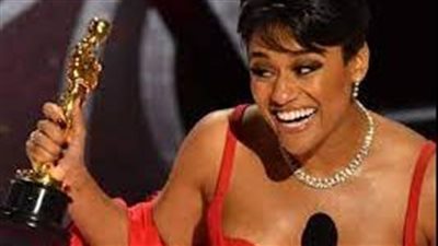  الممثلة السمراء أريانا ديبوز تفوز بجائزة أوسكار 