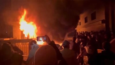 بعد الإساءة للسيستاني.. إحراق مقر للحزب الديمقراطي الكردستاني