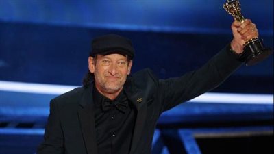  الممثل الأمريكي توري كوتسور يفوز بجائزة أفضل ممثل بدور مساعد 