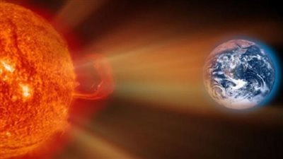 حدث تاريخي ومرعب.. عاصفة شمسية تضرب الأرض وتلون السماء (فيديوجراف)