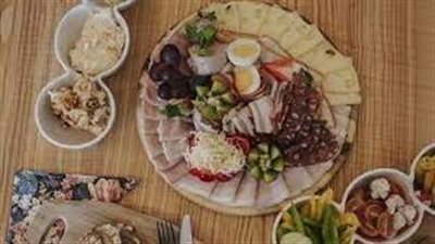 ثلاجة الشخص الذي يحافظ على صحته يجب أن تحتوي خمس مواد غذائية.. ما هما؟