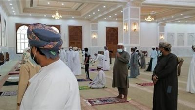 عُمان تقصر التروايح على الملقحين وتحظر موائد الإفطار