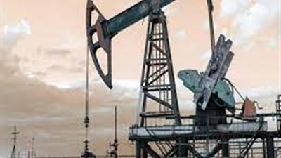 تراجع العقود الآجلة للنفط أكثر من خمسة دولارات للبرميل صباح اليوم الخميس 