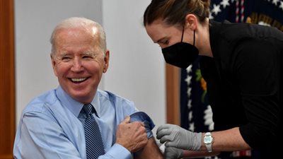 بايدن يتلقى جرعته الرابعة من لقاح كورونا (فيديو)