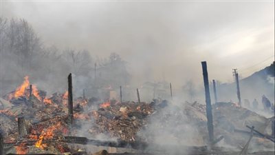  ولاية قسطموني بشمال تركيا تشهد اندلاع حريق هائل التهم 7 منازل