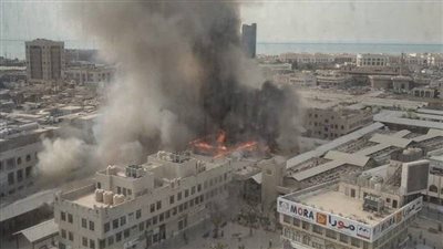 شاهد.. اندلاع حريق هائل في سوق المباركية الشهير بالكويت 