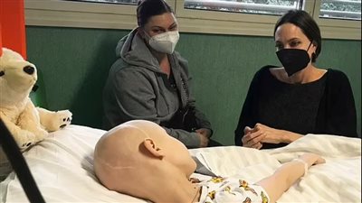 أنجلينا جولي تزور أطفال أوكرانيا اللاجئين