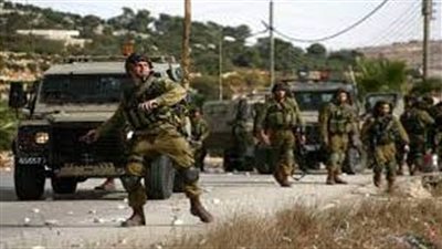 قوات إسرائيلية تعتقل 12 فلسطينيًا في الضفة الغربية