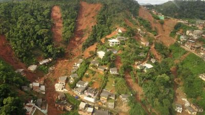 الأمطار الغزيرة بولاية ريو دي جانيرو البرازيلية تتسبب في انهيارات طينية.. وهذا ما حدث