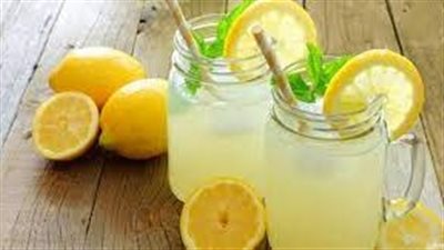 تعرف الطرق التي تجعل عصير الليمون أو إضافة شريحة من الليمون يعزز صحتنا