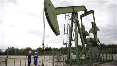 ارتفاع أسعار النفط لكنها سجلت ثاني انخفاض أسبوعي على التوالي