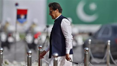 البرلمان الباكستاني يعزل رئيس الوزراء عمران خان من منصبه