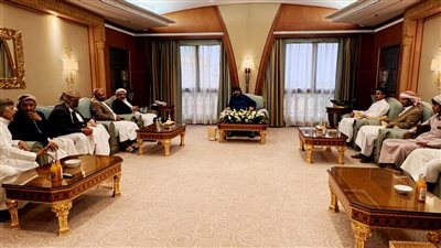 لقاءات ونقاشات مكثفة.. المجلس الرئاسي باليمن يبدأ مهامه