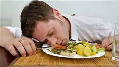  خبراء التغذية: نوع الغذاء وليس الكم هو الذي يسبب الخمول