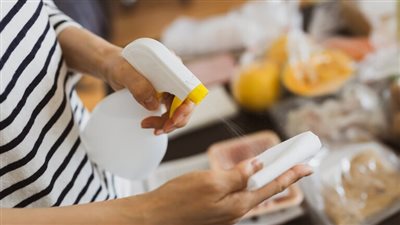  خبراء يحذرون من مخاطر صحية عديدة تسببها منتجات التنظيف المنزلي