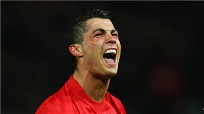 شاهد.. الشرطة تحقق في واقعة اعتداء رونالدو على هاتف مشجع يونايتد