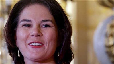 وزيرة الخارجية الألمانية تدعو إلى تسليم أسلحة ثقيلة إلى أوكرانيا