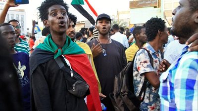 في الذكرىالثالثة للإطاحة بالبشير.. حشود من المتظاهرين السودانيين في أجزاء من العاصمة الخرطوم