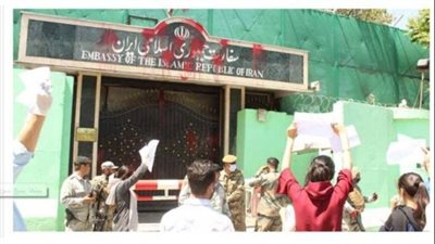  عشرات الأفغان يهتفون مرددين هتافات 